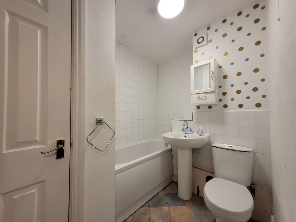 Additional image 6 of 2 bed flat for saleHollybush Road, Carterton OX18