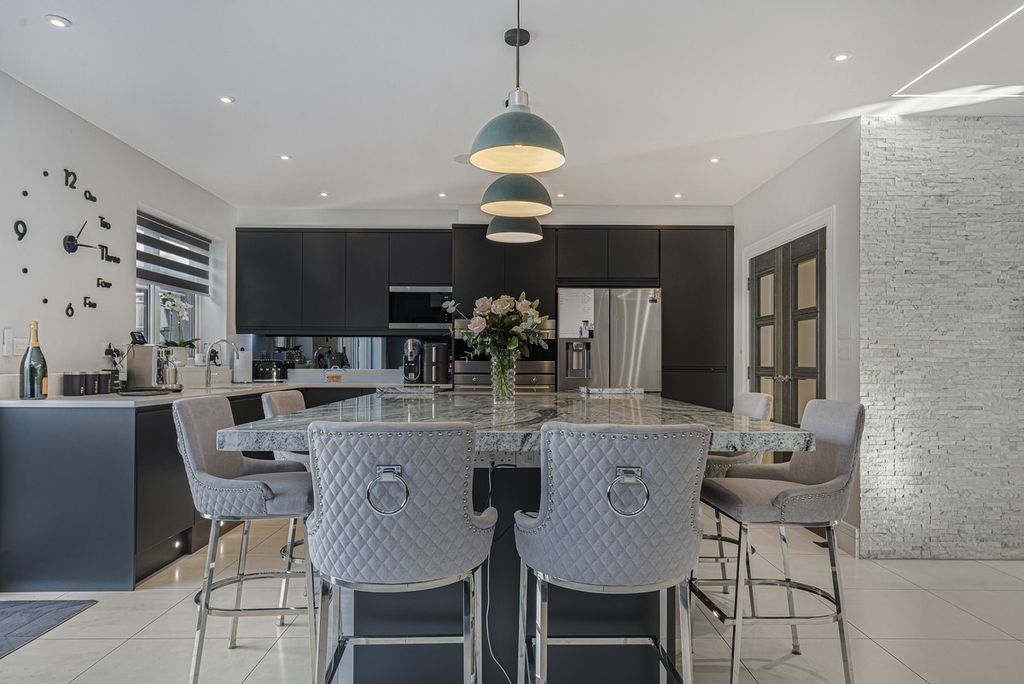 Additional image 18 of 4 bed semi-detached house for saleEdwin Close, Bexleyheath DA7