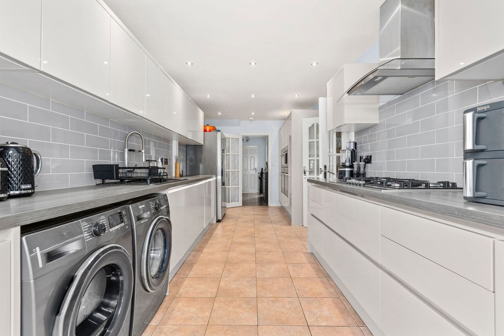 Additional image 3 of 4 bed detached house for saleSwanbourne Close, Biggleswade SG18