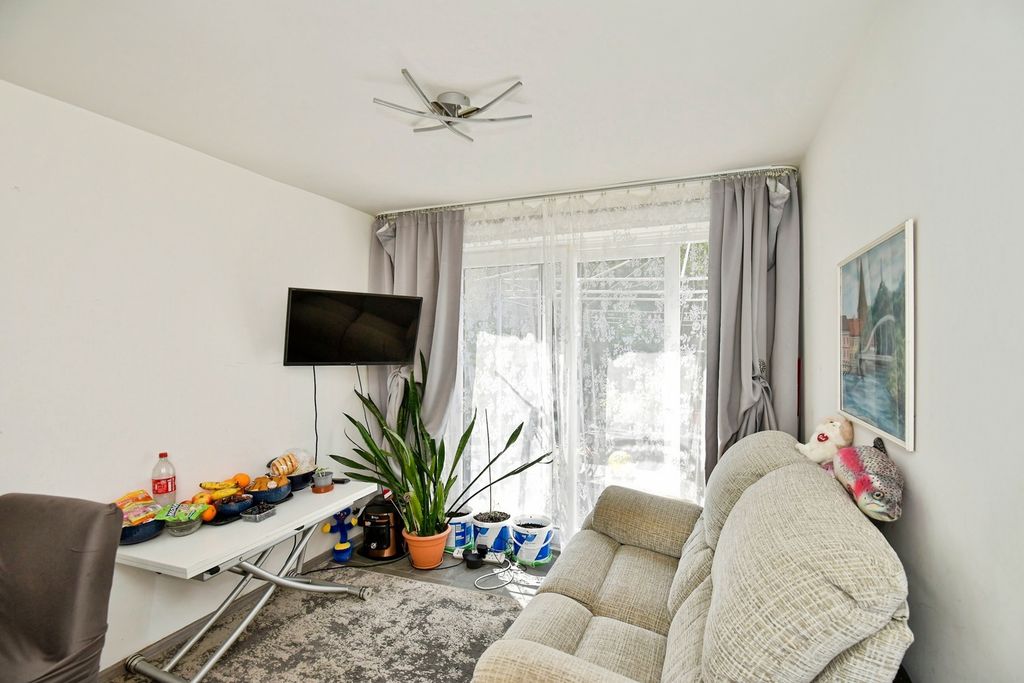 4 bed terraced house for salePhoenix Road, Chatham, Kent ME5 photo 5