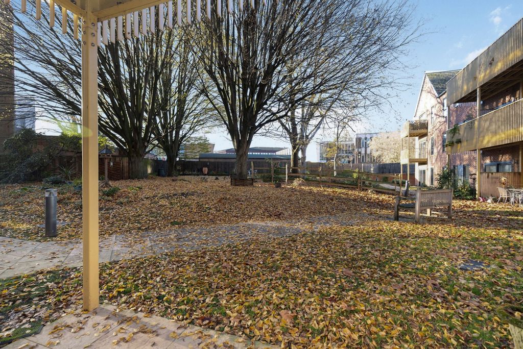 2 bed flat for salePark Gardens, Bath Road, Banbury, Oxfordshire OX16