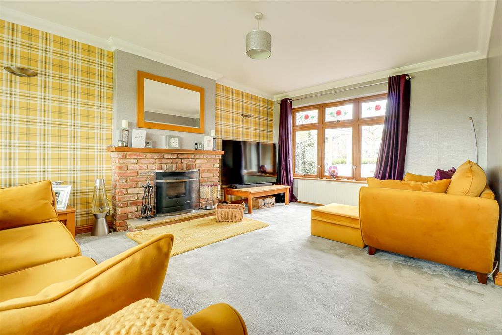 Additional image 3 of 3 bed detached house for saleHaresland Close, Benfleet SS7