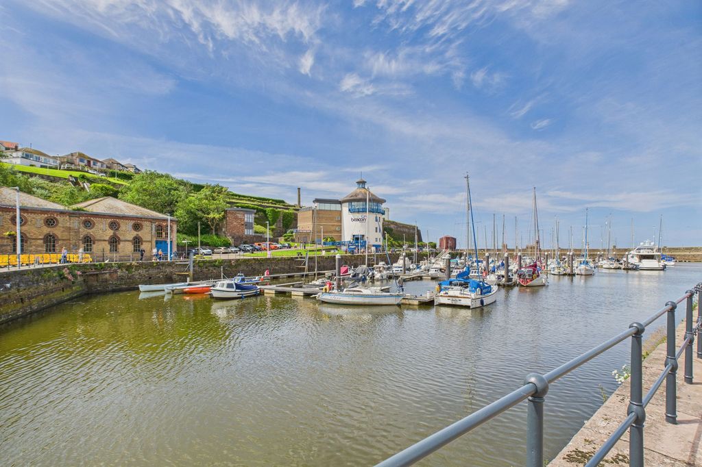 1 bed flat for saleWest Strand, Harbourside West Strand CA28 photo 2