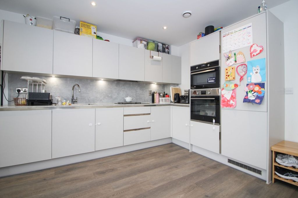 Additional image 3 of 2 bed flat for saleOxhey Drive, South Oxhey, Watford WD19