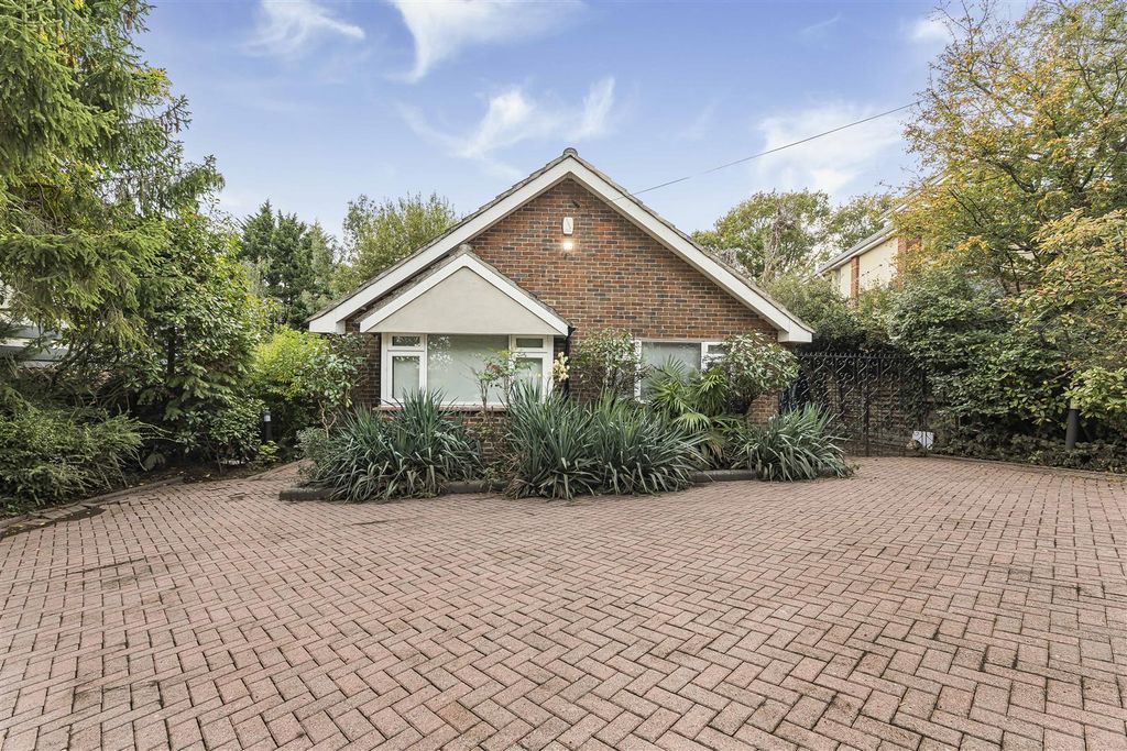3 bed detached bungalow for saleBarnet Gate Lane, Arkley EN5