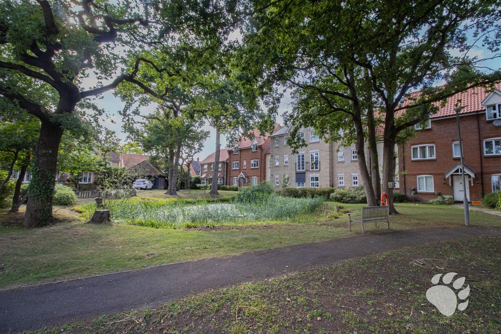 2 bed flat for saleHandleys Court, Noak Bridge SS15