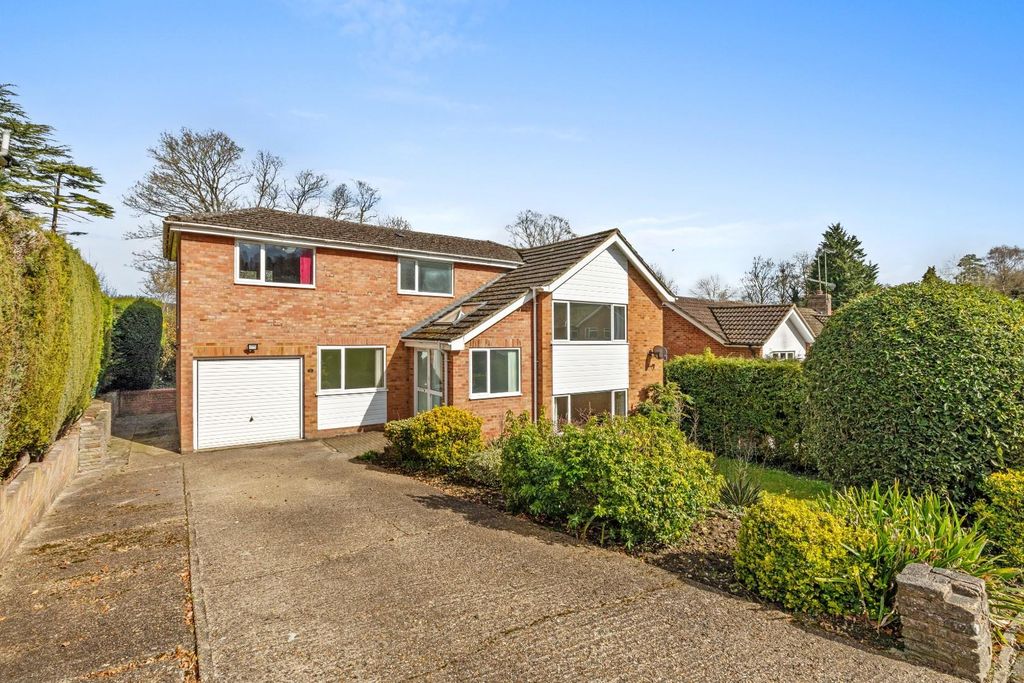 5 bed detached house for saleGayton Close, Chesham Bois, Amersham, Buckinghamshire HP6