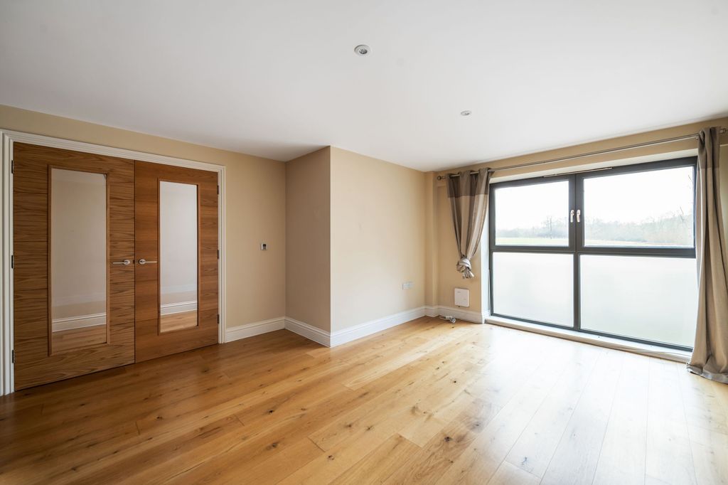 3 bed terraced house for saleWonham Lane, Betchworth RH3 photo 5