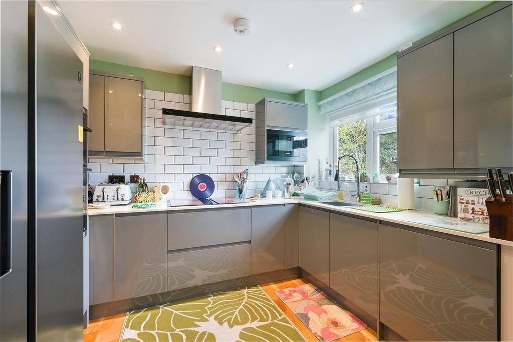 Additional image 10 of 2 bed flat for saleWell House, Woodmansterne Lane, Banstead SM7