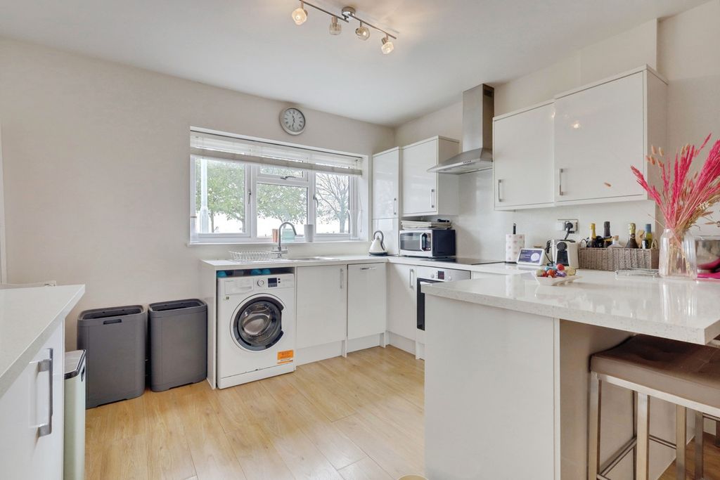 Additional image 5 of 3 bed flat for saleLondon Road, Benfleet SS7