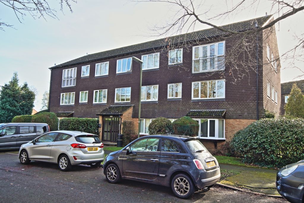 2 bed flat for saleHallington Close, Woking GU21