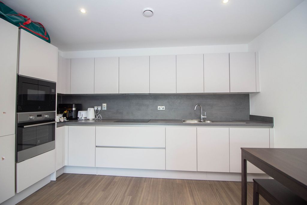 Additional image 3 of 2 bed flat for salePrestwick Road, South Oxhey, Watford WD19