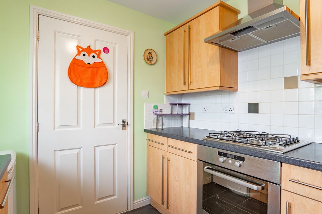 2 bed flat for saleRowan Grove, Inverness IV2 photo 3
