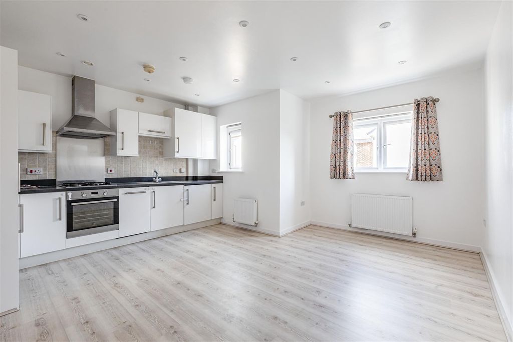 2 bed flat for salePyle Close, Addlestone KT15 photo 2