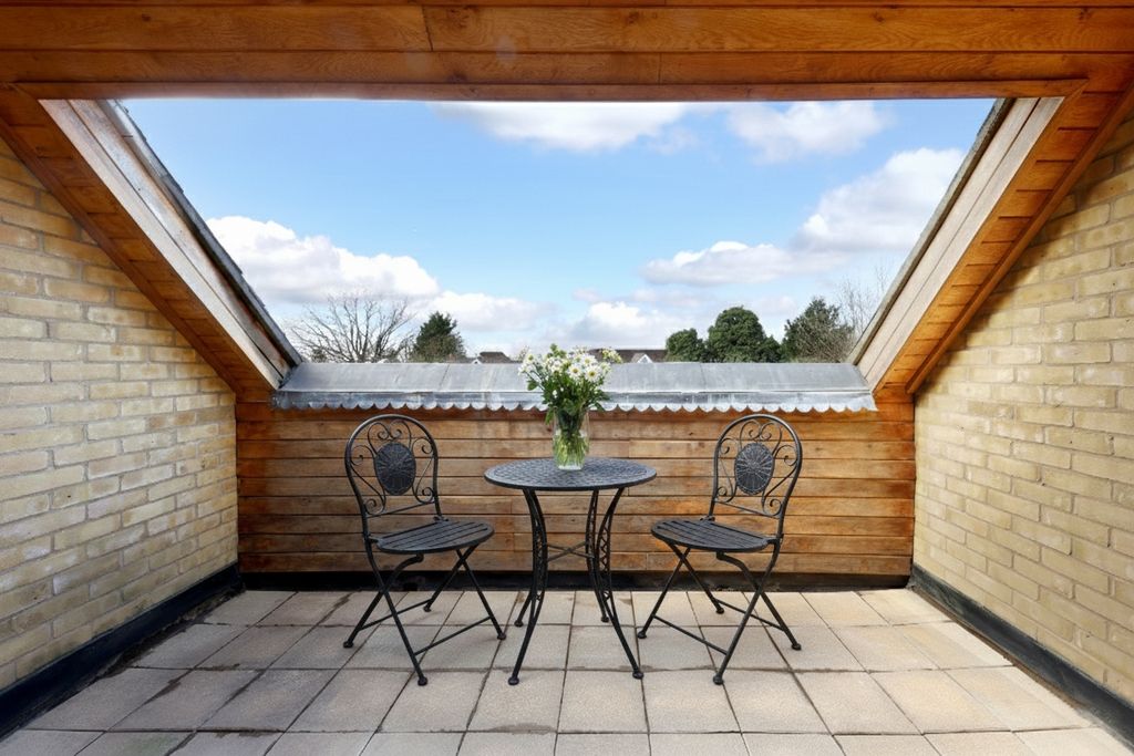 Additional image 4 of 2 bed flat for saleStation Road, Beaconsfield, Buckinghamshire HP9