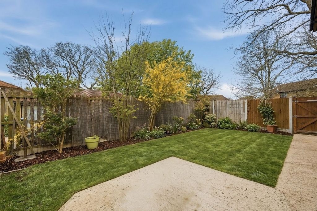 2 bed maisonette for saleCourtney Park Road, Langdon Hills SS16 photo 4