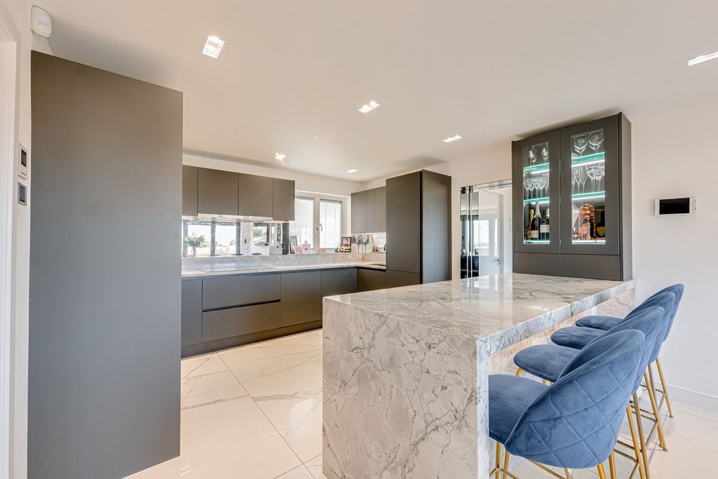 Additional image 8 of 5 bed detached house for saleHomestead Gardens, Hadleigh SS7
