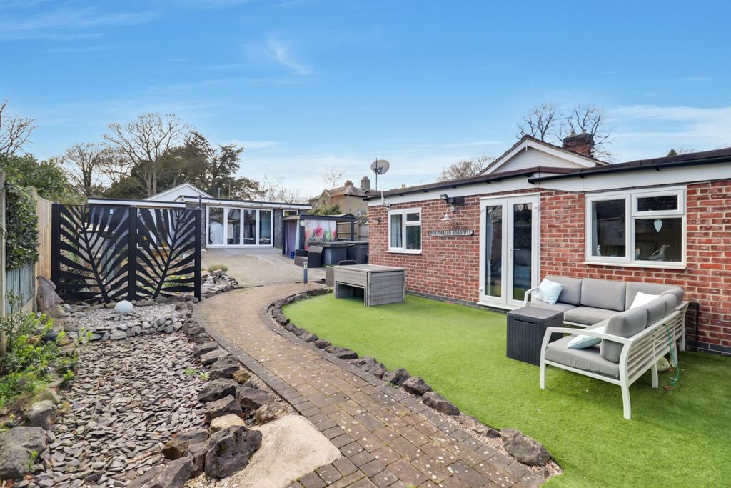4 bed detached bungalow for saleTrinity Close, Ashby-De-La-Zouch LE65 photo 4