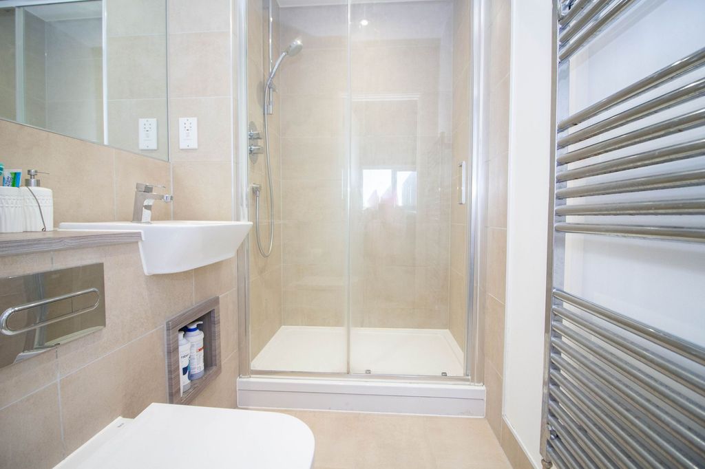Additional image 7 of 2 bed flat for salePrestwick Road, South Oxhey, Watford WD19