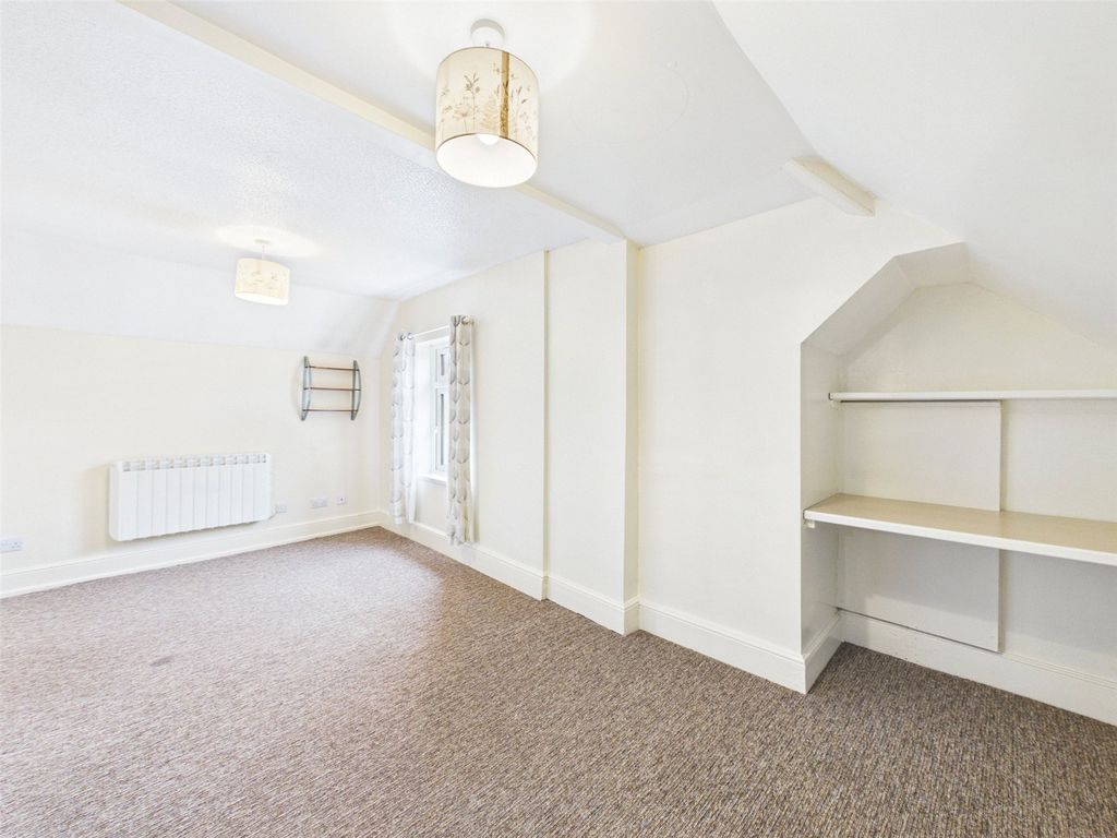 2 bed flat for saleThe Square, Holsworthy, Devon EX22 photo 4