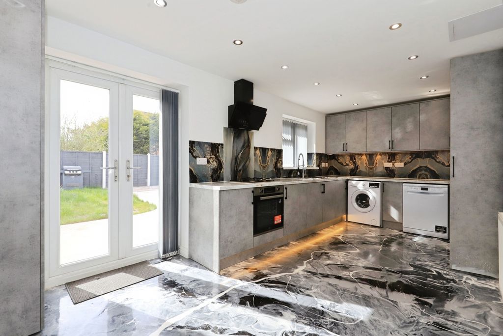 Additional image 5 of 4 bed semi-detached house for saleSheaves Close, Bilston, West Midlands WV14