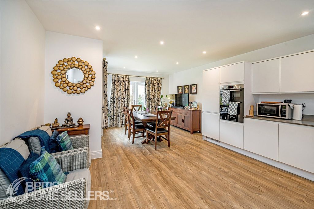 4 bed detached house for saleSawdy Drive, Aston Clinton, Aylesbury, Buckinghamshire HP22 photo 5