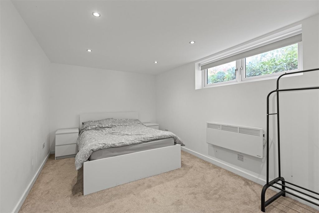 Additional image 16 of 3 bed flat for salePrince Albert Drive, Ascot SL5