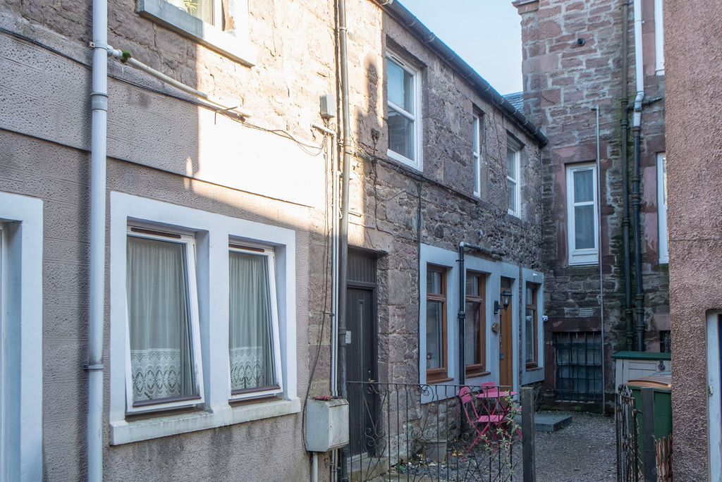 2 bed flat for saleThe Cross, Crieff PH7