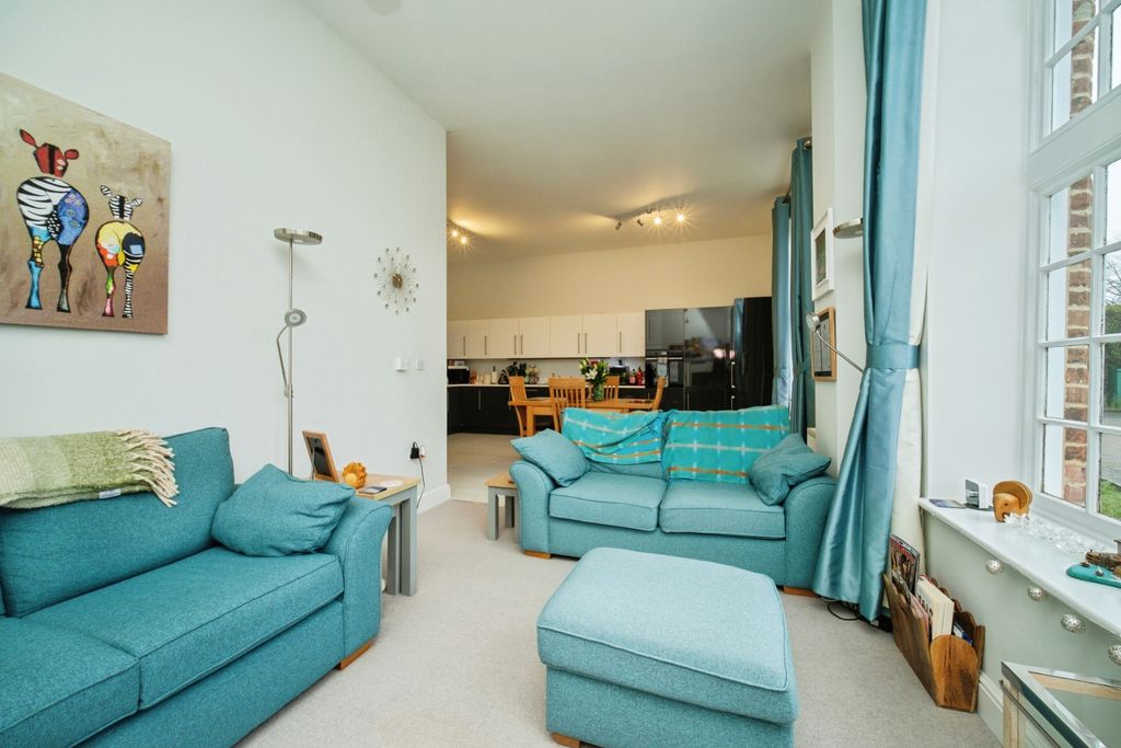 Additional image 5 of 2 bed flat for saleHospital Hill, Aldershot GU11