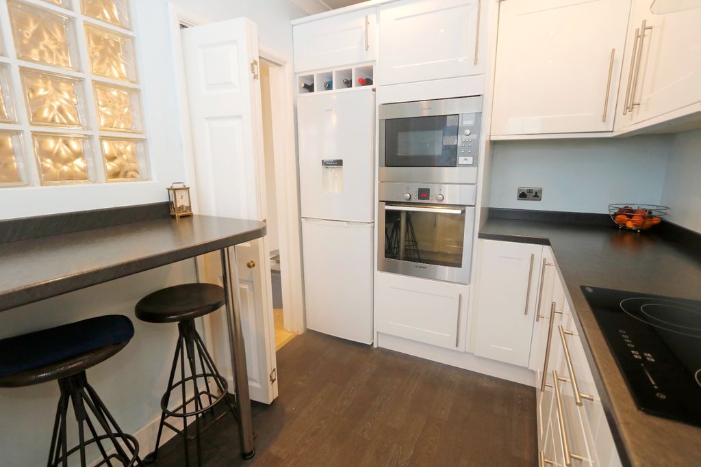 2 bed flat for saleStation Road, South Benfleet, Essex SS7 photo 5