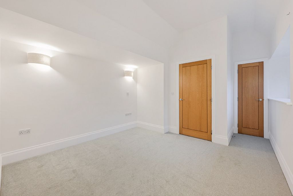Additional image 9 of 2 bed flat for saleElizabeth Drive, Banstead SM7