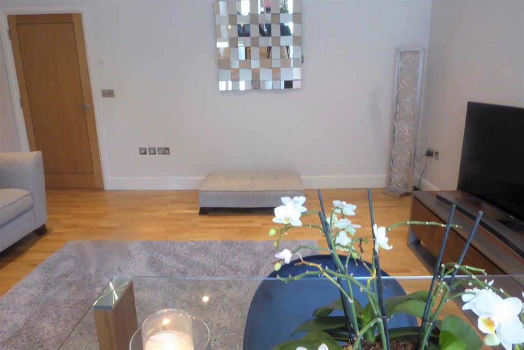 Additional image 5 of 2 bed flat for saleTudor Court, London Road, Windlesham GU20