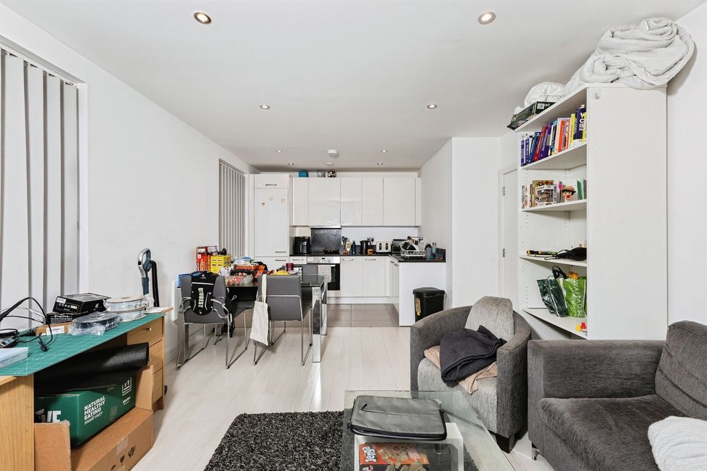 Additional image 6 of 2 bed flat for saleBedwyn Mews, Reading RG2