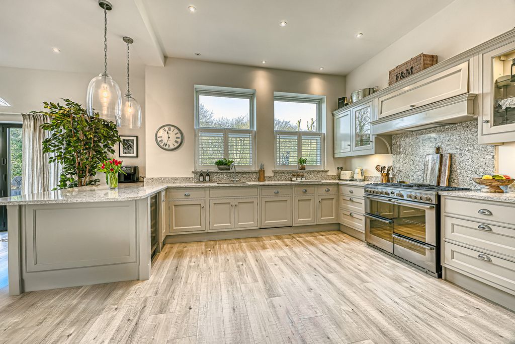 Additional image 4 of 5 bed detached house for saleRayleigh Road, Benfleet SS7