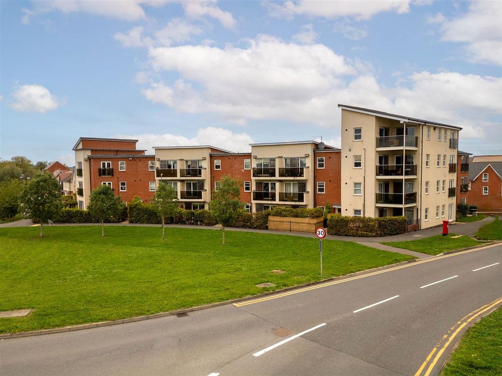 2 bed flat for salePondecroft, Aylesbury HP18