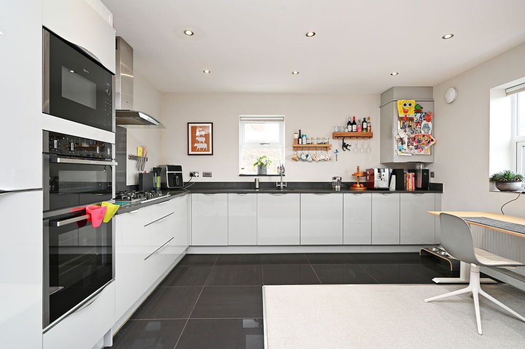 2 bed flat for saleLime Tree House, Hunters Walk, Chesterfield S40 photo 3