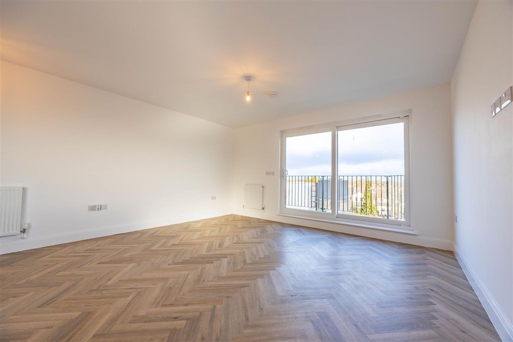 Additional image 10 of 2 bed flat for saleLondon Road, Hadleigh, Benfleet SS7