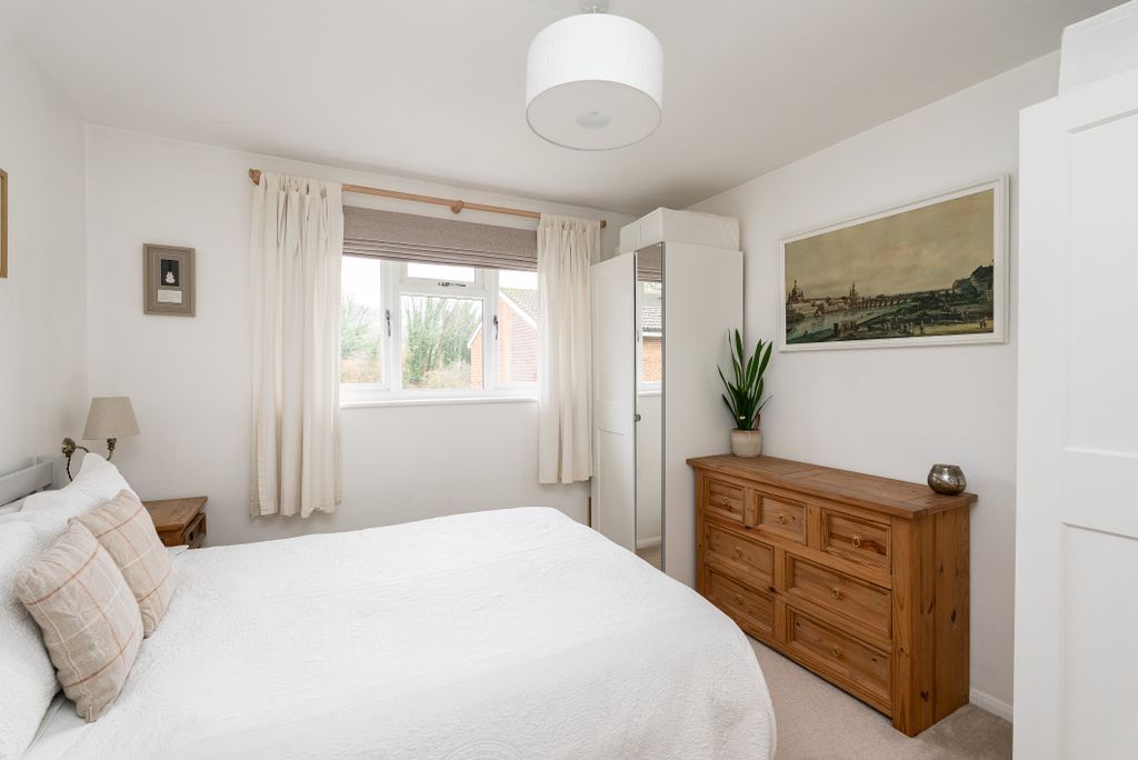 1 bed flat for saleChester Close, Pixham RH4 photo 4