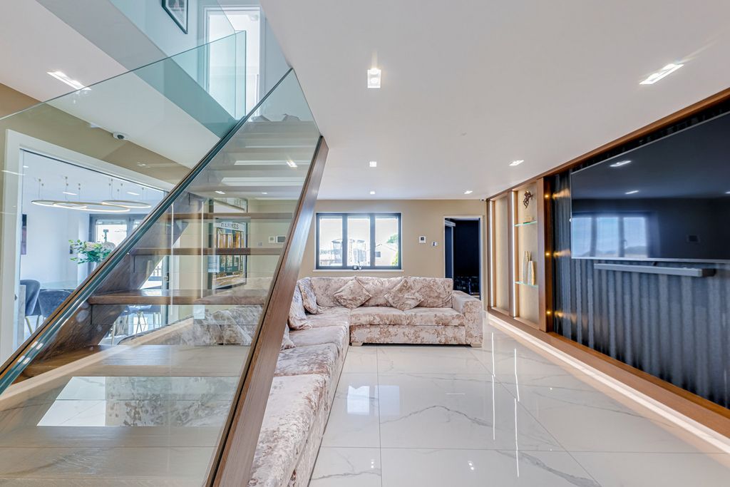 Additional image 7 of 5 bed detached house for saleHomestead Gardens, Hadleigh SS7