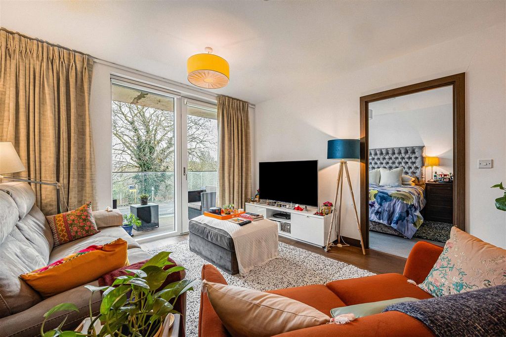 2 bed flat for saleRiverside View, 5-9 Berkeley Avenue RG1 photo 3