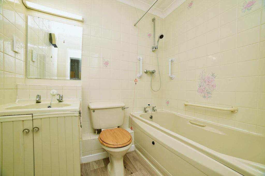 Additional image 4 of 2 bed flat for saleHaldenby Court, Swanland HU14