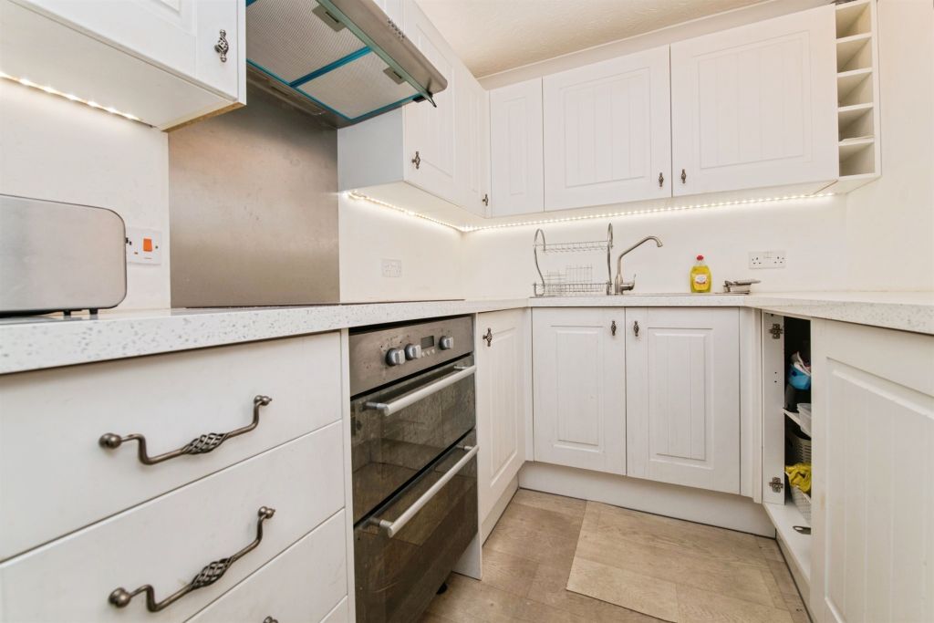 2 bed flat for saleCastle Hill, Axminster EX13 photo 4