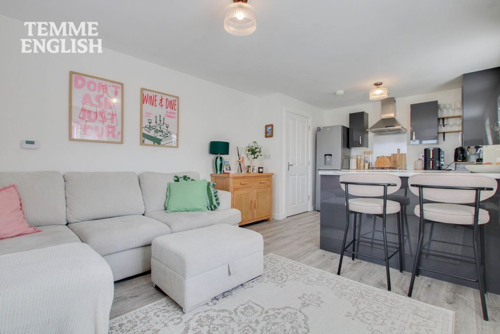 2 bed flat for saleSchool Avenue, Dunton Fields, Laindon SS15