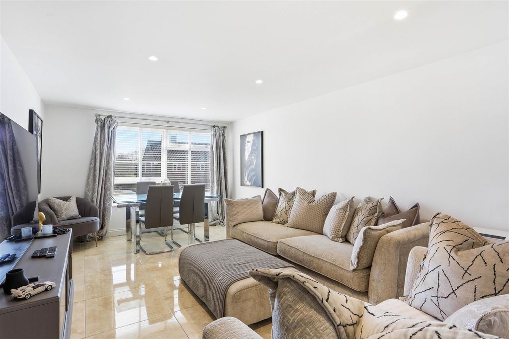 Additional image 4 of 2 bed flat for salePound Road, Banstead SM7