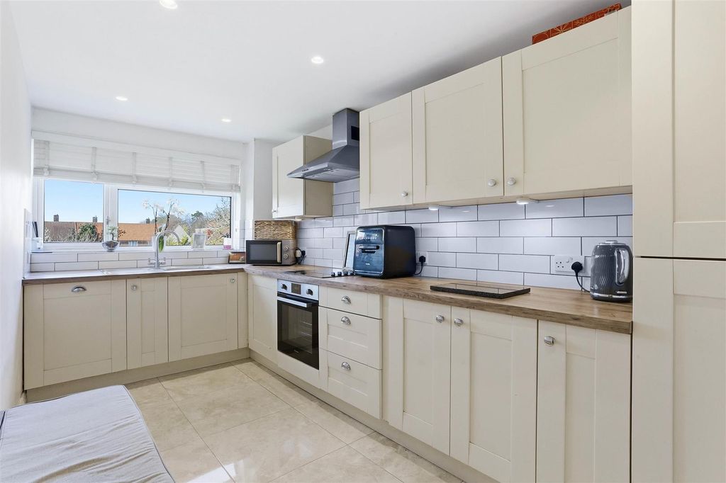 Additional image 7 of 2 bed flat for salePound Road, Banstead SM7