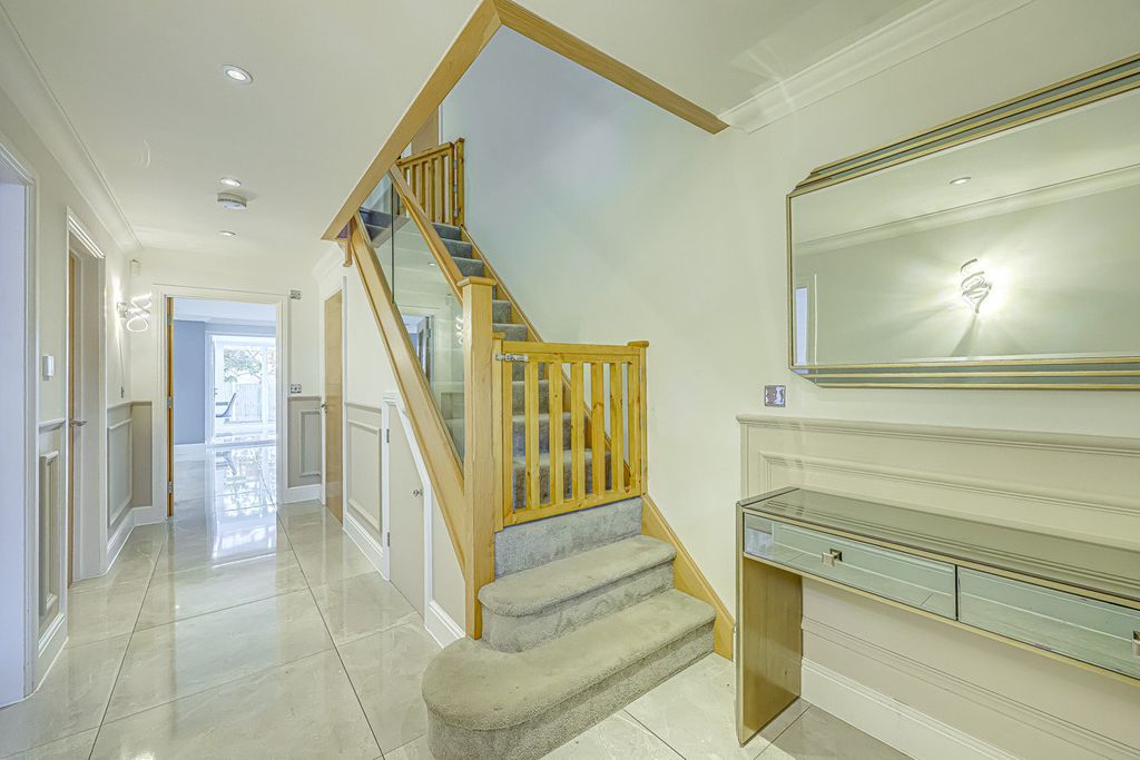 Additional image 3 of 5 bed detached house for saleSwale Road, Benfleet SS7