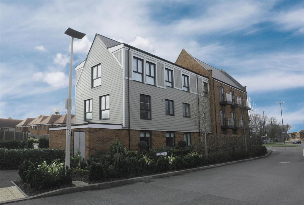 2 bed flat for salePilots View, Chatham ME4