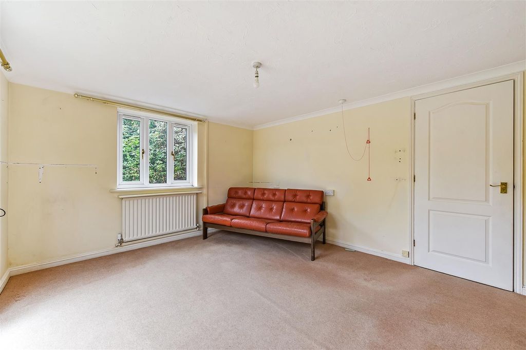 2 bed maisonette for saleCarters Meadow, Charlton, Andover SP10 photo 4