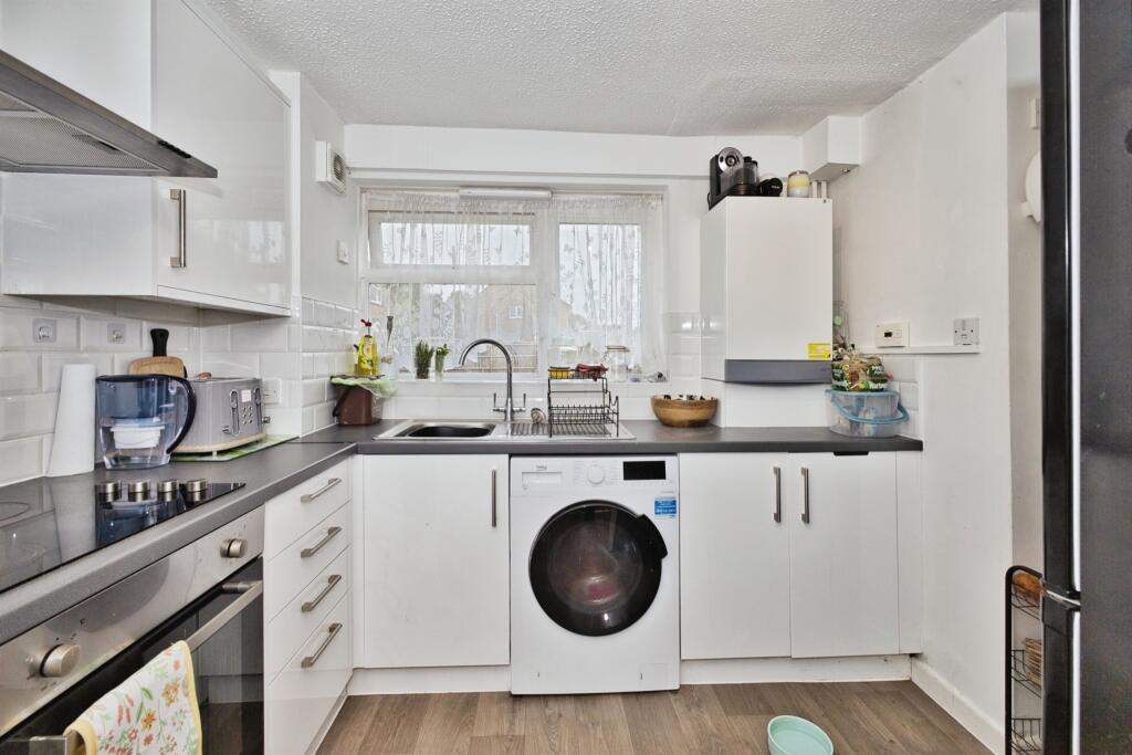 Taranto Hill, Ilchester, YEOVIL photo 5