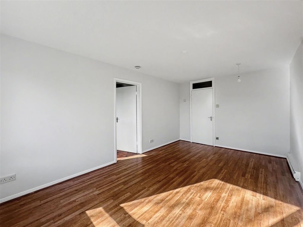 Additional image 3 of 2 bed flat for saleChiltern Park Avenue, Berkhamsted HP4
